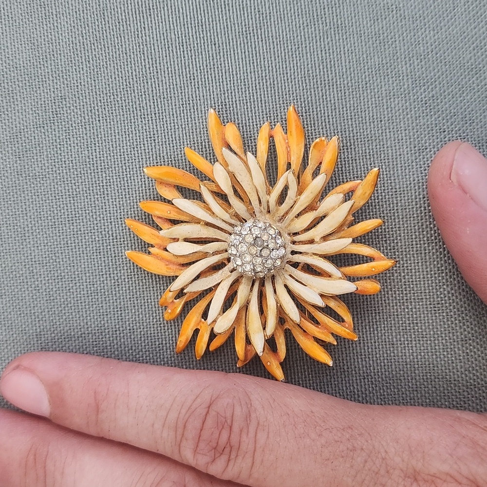 Flower Brooch - Picture 2 of 3